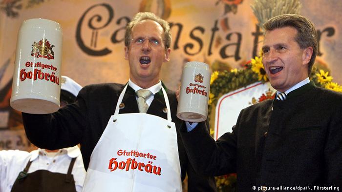 Когда его жестко раскритиковали за фотографии явно пьяной вечеринки - он все еще был премьер-министром Баден-Вюртемберга - он со спокойным спокойствием заявил, что это «вне обычного рабочего времени»