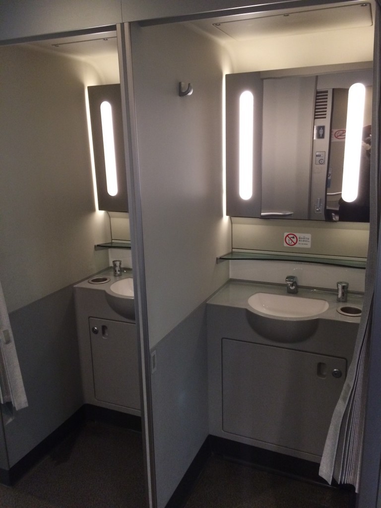 Очень чистый и функциональный туалет Синкансэн, к сожалению, без подогрева унитаза